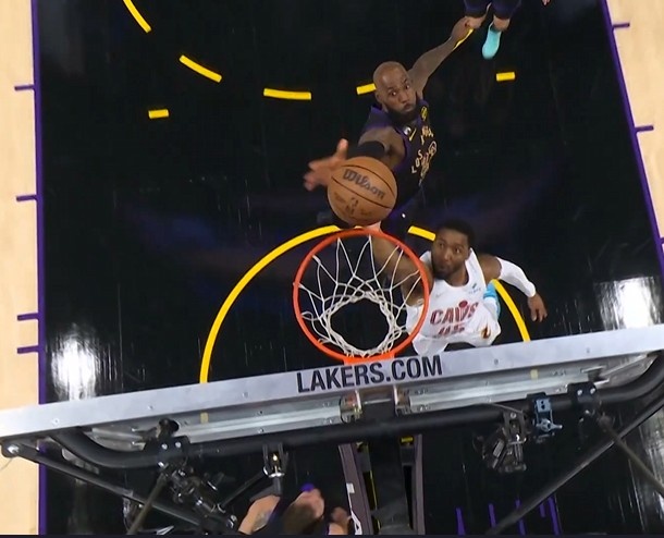 上来就拉满！米切尔首攻快速攻筐 詹姆斯身后追防大帽扇飞！